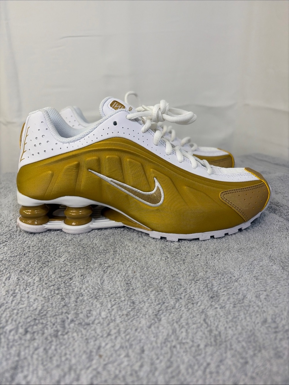 Kids size 4.5Y Nike Shox R4. CW2626-700. Stk#EC0024